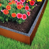 Abbildung einer bereits eingesetzten Rasenkante mit Rostpatina